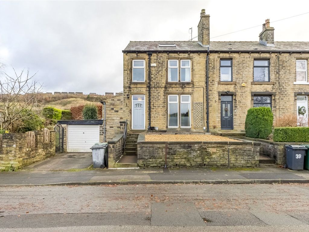 4 bed end terrace house for sale in Royds Avenue, Linthwaite