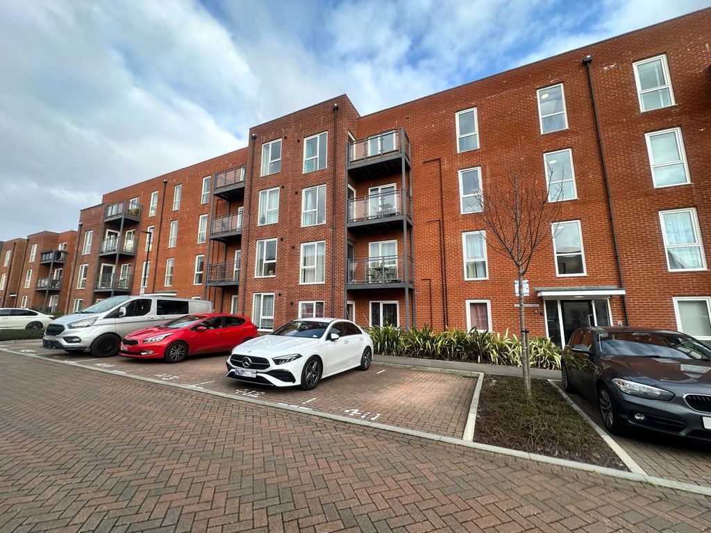 2 bed flat to rent in Robertson Way, Basingstoke RG21, £1,200 pcm Zoopla