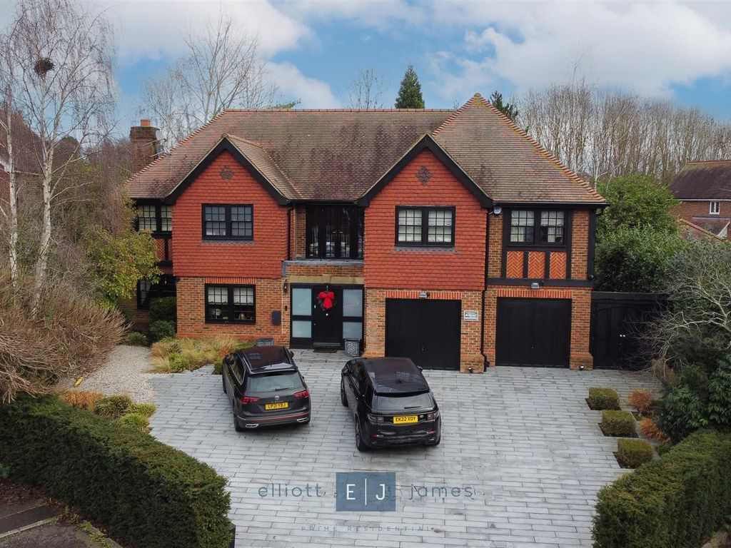 4 bed detached house for sale in Treetops View, Loughton IG10, £