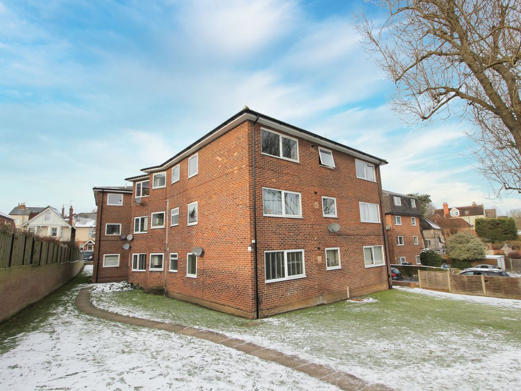 2 bed flat to rent in Woodlands Road, Redhill RH1, £1,400 pcm Zoopla