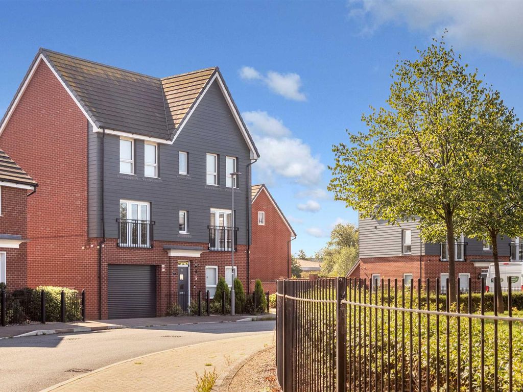 5 bed detached house for sale in Cranmore Circle, Broughton, Milton
