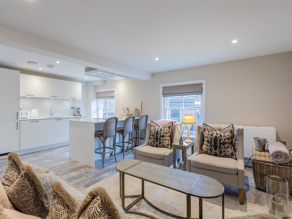 2 bed flat for sale in Orchard Close, St. Andrews Road, HenleyOn