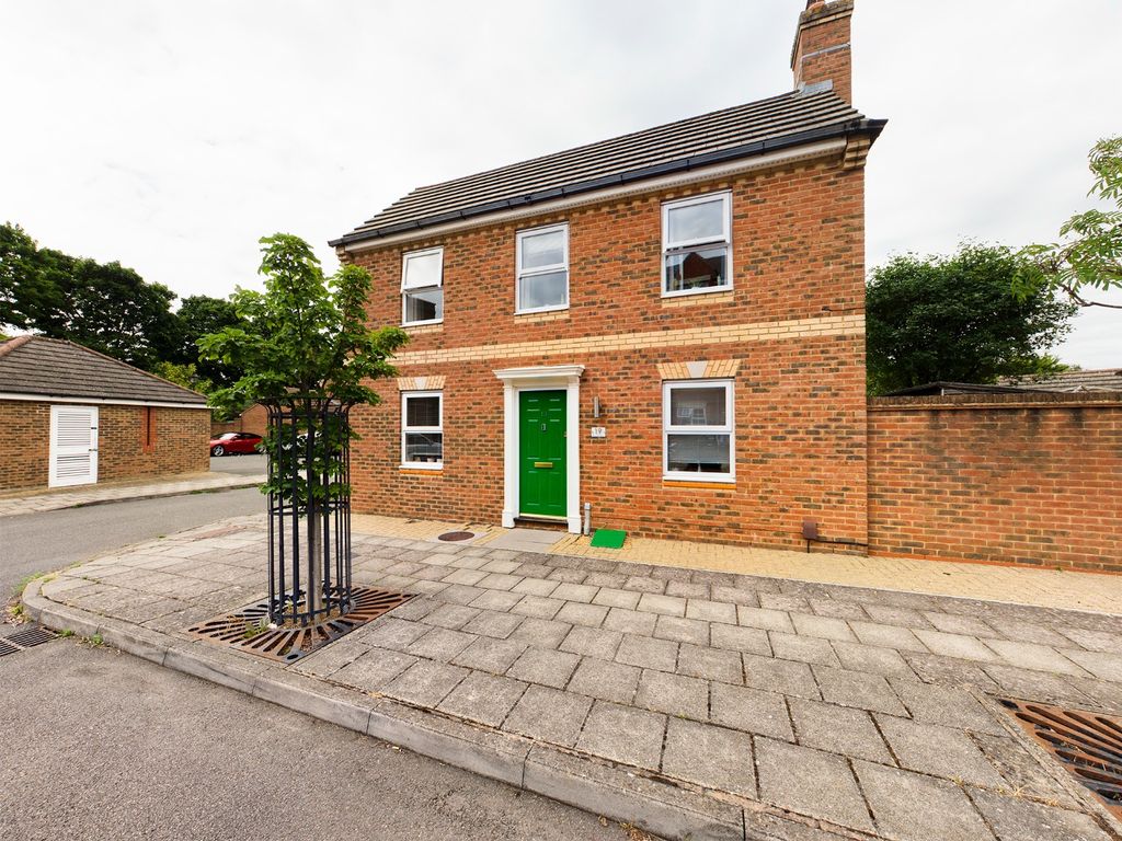 2 bed detached house for sale in Standfield Close, Fairford Leys