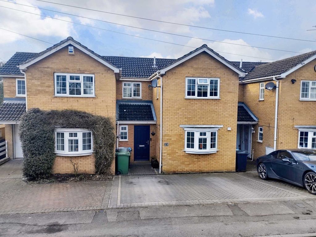3 bed property for sale in Sunnyhill Road, Boxmoor, No Upper Chain HP1