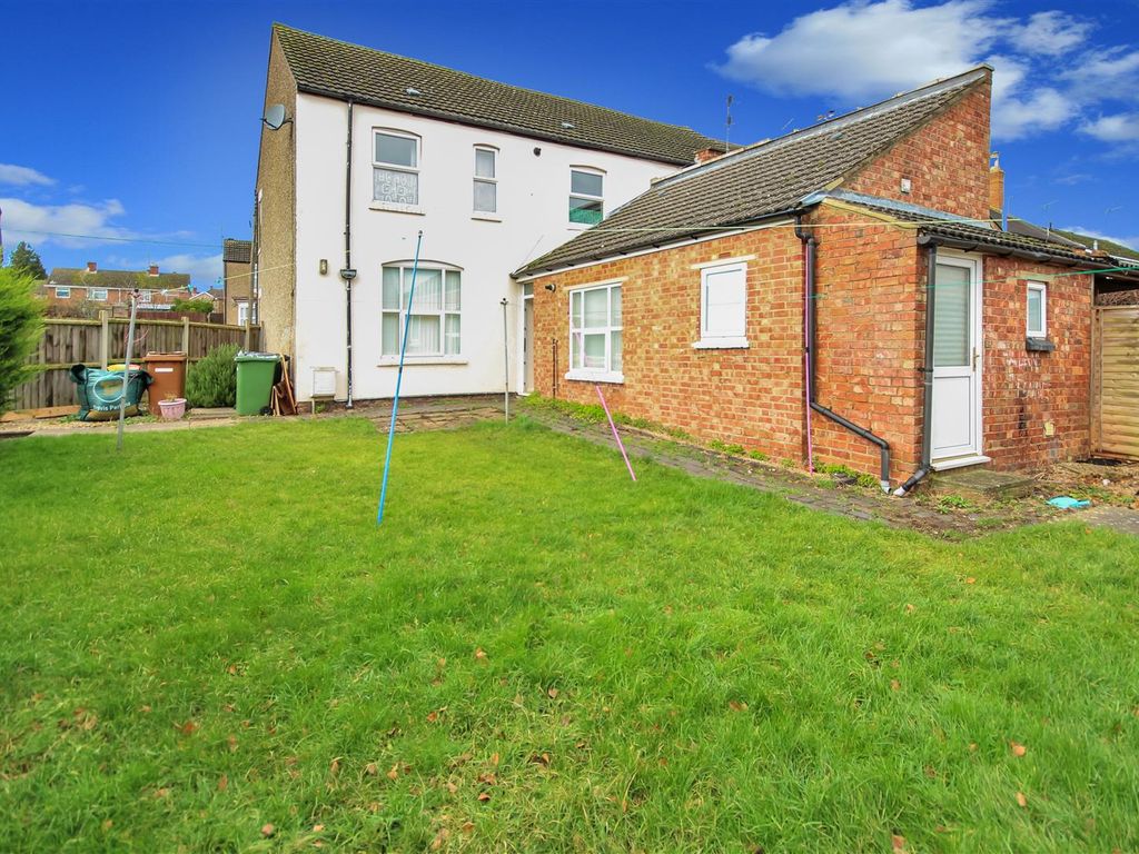 2 bed flat to rent in London End, Irchester, Wellingborough NN29, £895