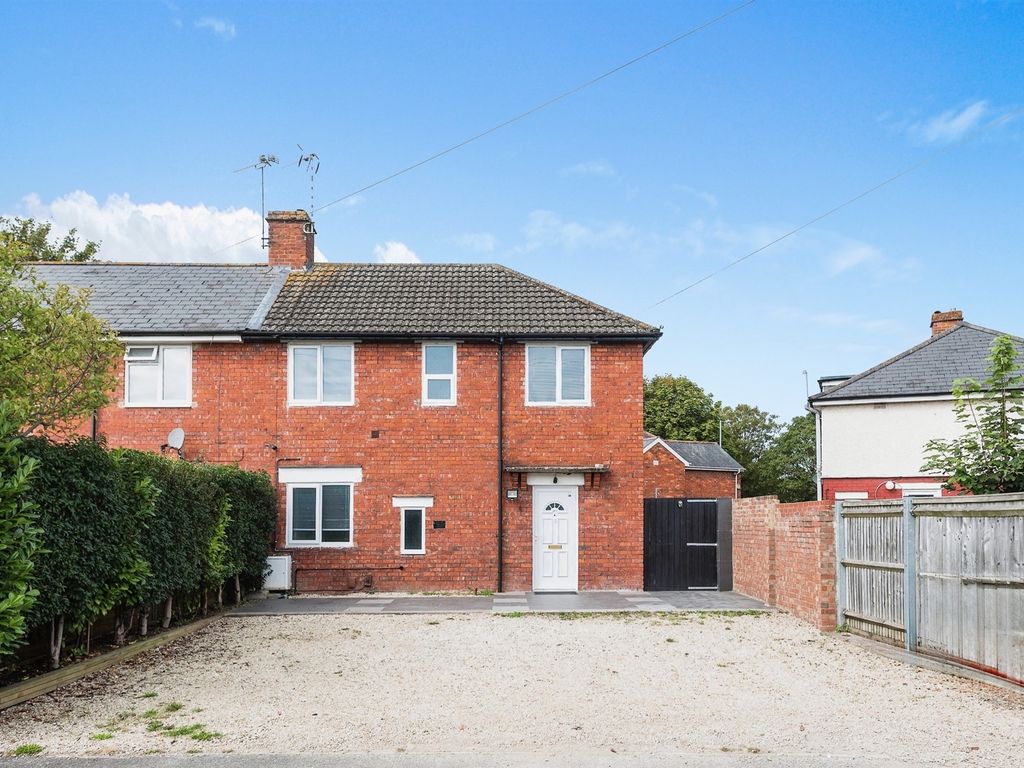 3 bed end terrace house for sale in Linden Avenue, Swindon SN2, £