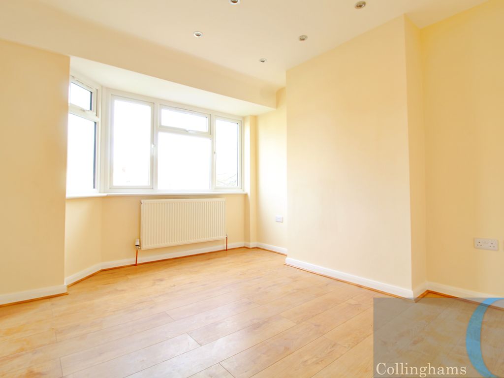 2 bed flat to rent in Deer Park Gardens, Mitcham CR4, £1,600 pcm Zoopla