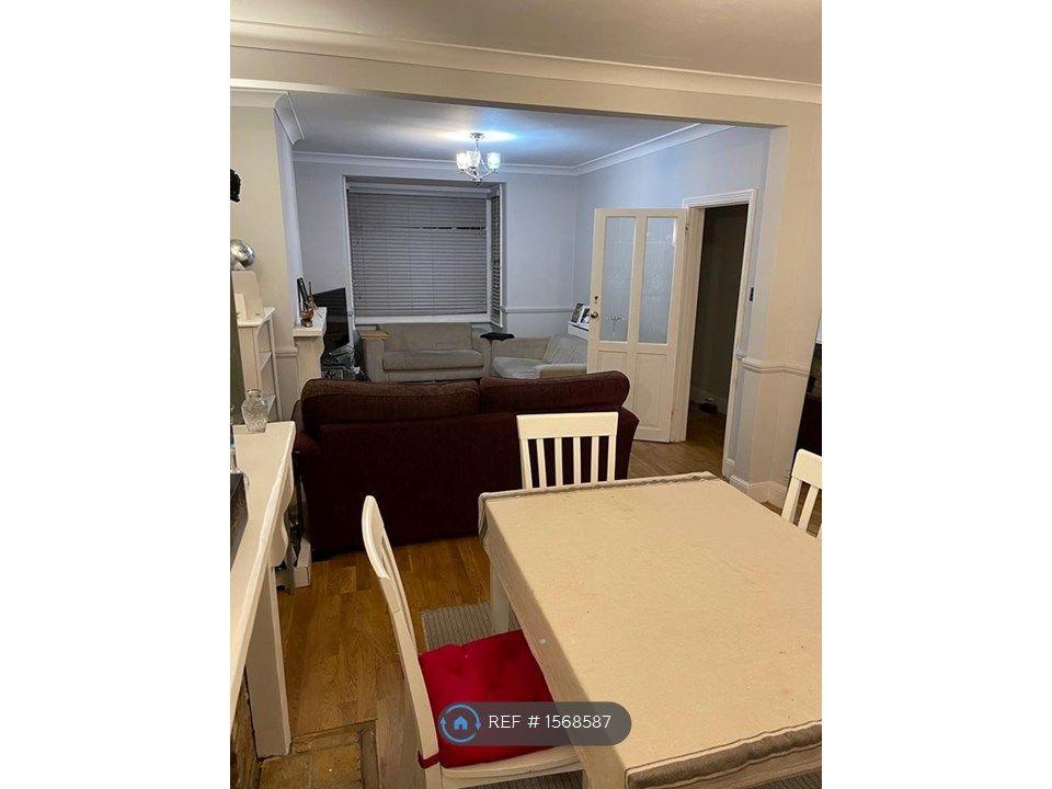 2 bed terraced house to rent in Gladstone Road, Surbiton KT6, £1,995