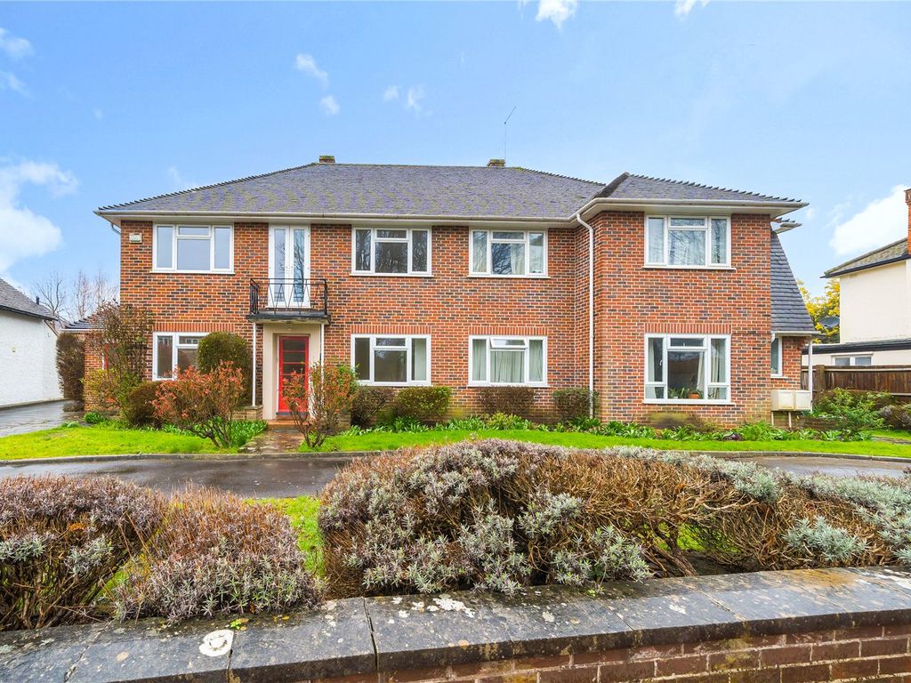 3 bed flat to rent in Parkwood Avenue, Esher KT10 Zoopla