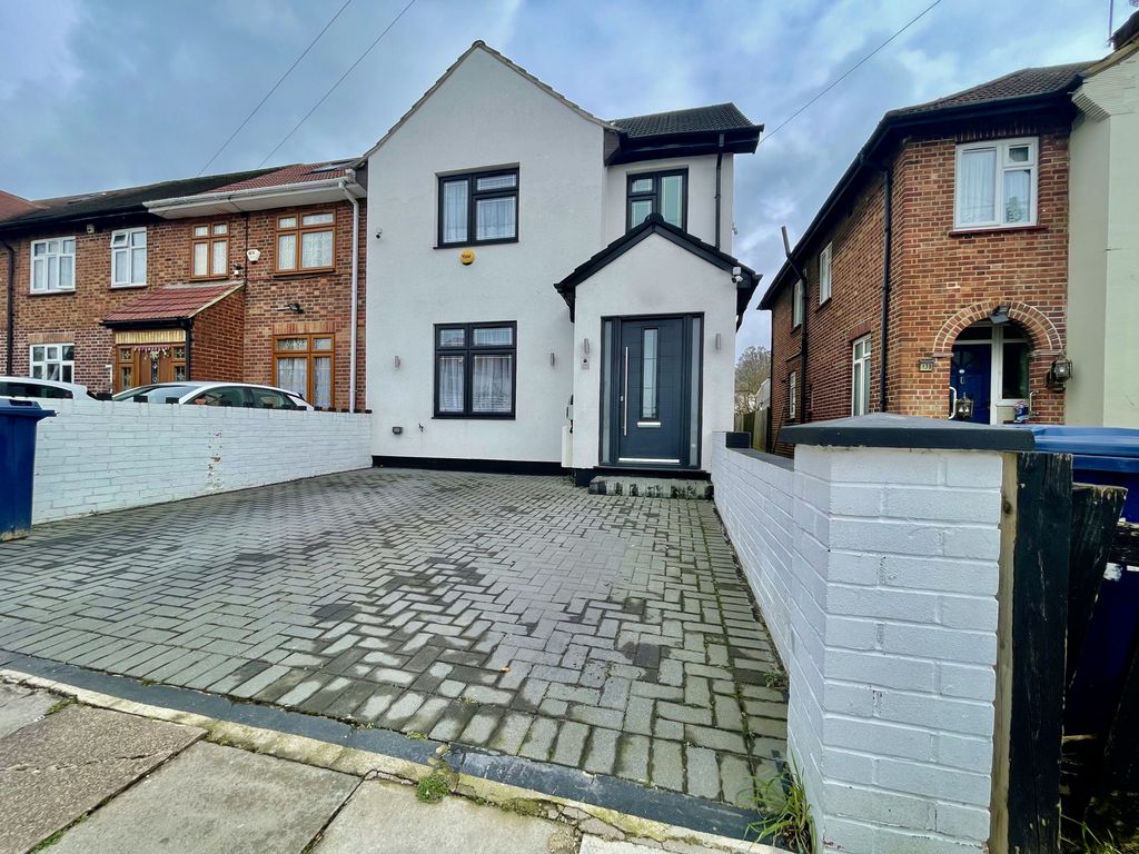4 bed end terrace house for sale in Northcote Avenue, Southall, Greater