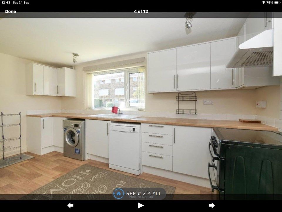 2 bed flat to rent in Hoyle Court Avenue, Baildon, Shipley BD17, £700