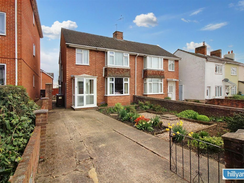 3 bed semidetached house for sale in Buckingham Road, Aylesbury HP19