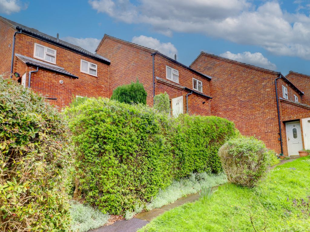 3 bed terraced house for sale in Cumbrian Way, High HP13, £