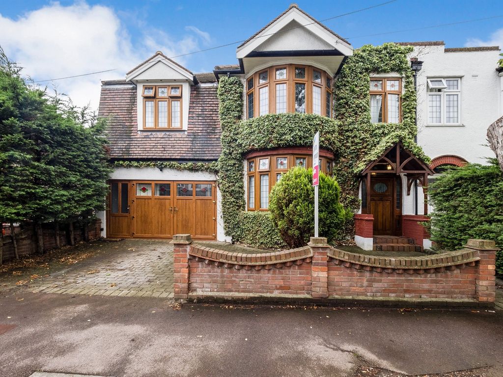 5 bed semidetached house for sale in Beccles Drive, Barking IG11, £