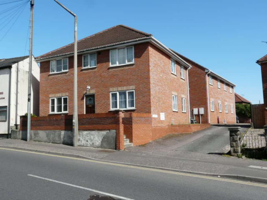 2 bed flat to rent in Harwich Road, Colchester CO4 Zoopla