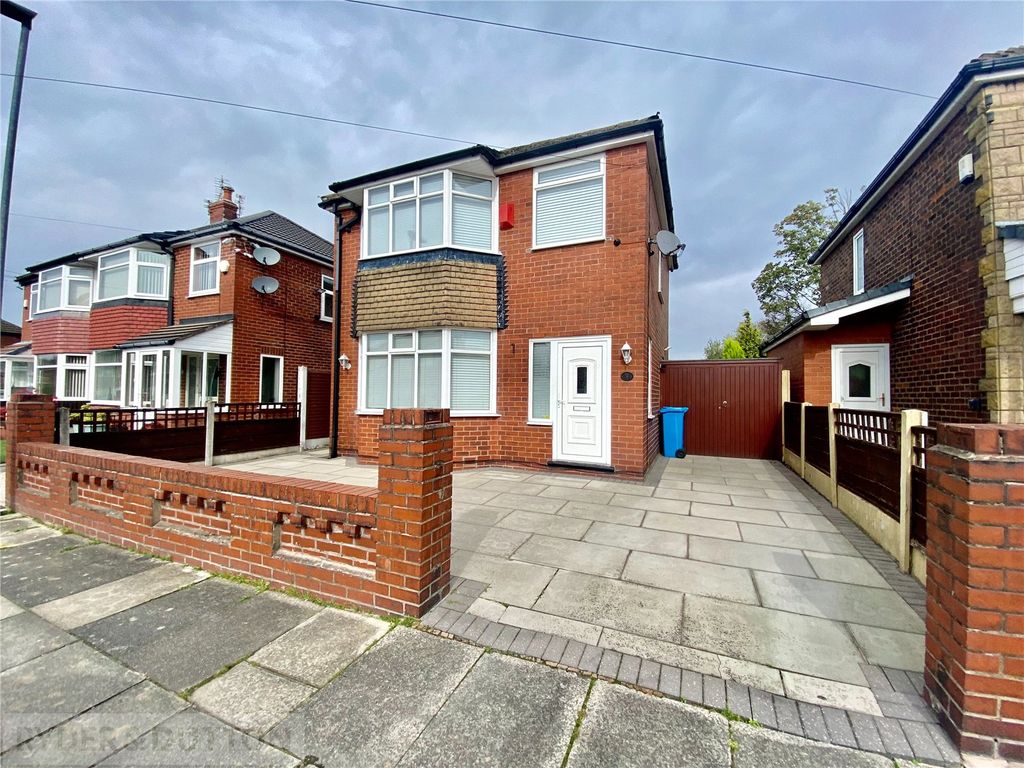 3 bed detached house to rent in West Avenue, New Moston, Manchester