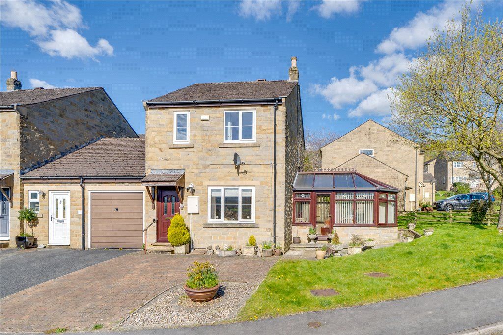 3 bed linkdetached house for sale in Springfield Close, Pateley Bridge