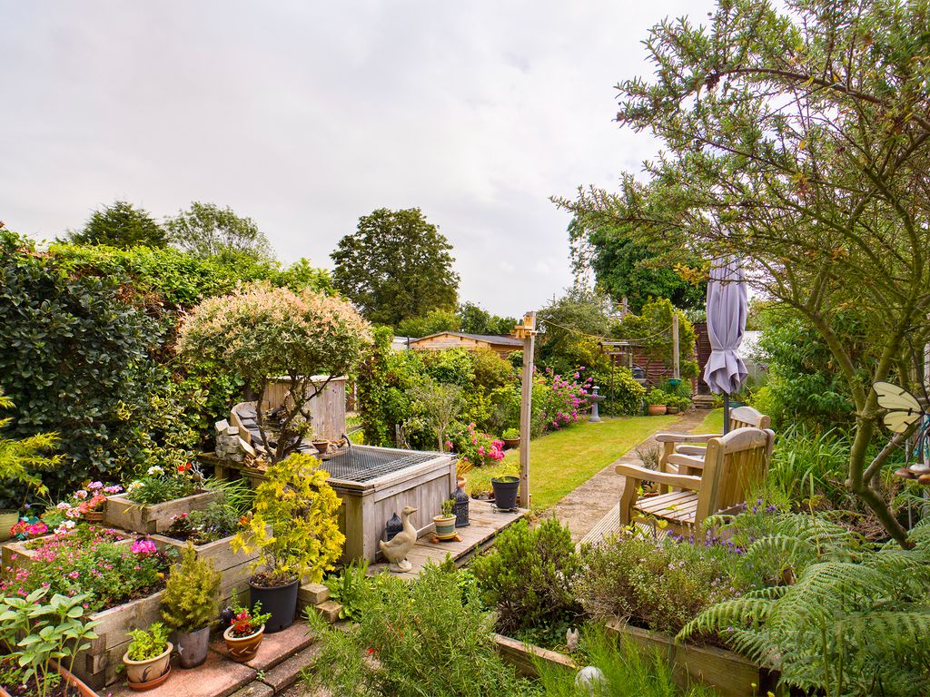 3 bed semidetached house for sale in Whittaker Road, North Cheam