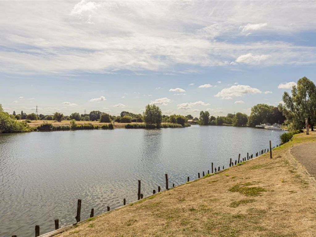 2 bed flat for sale in Bridge Wharf, Chertsey KT16 Zoopla