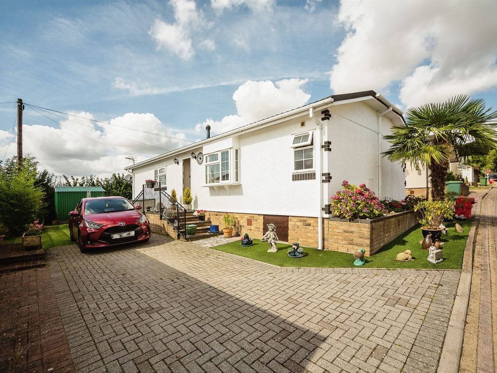 2 bed mobile/park home for sale in Millers Way, Harrietsham, Maidstone