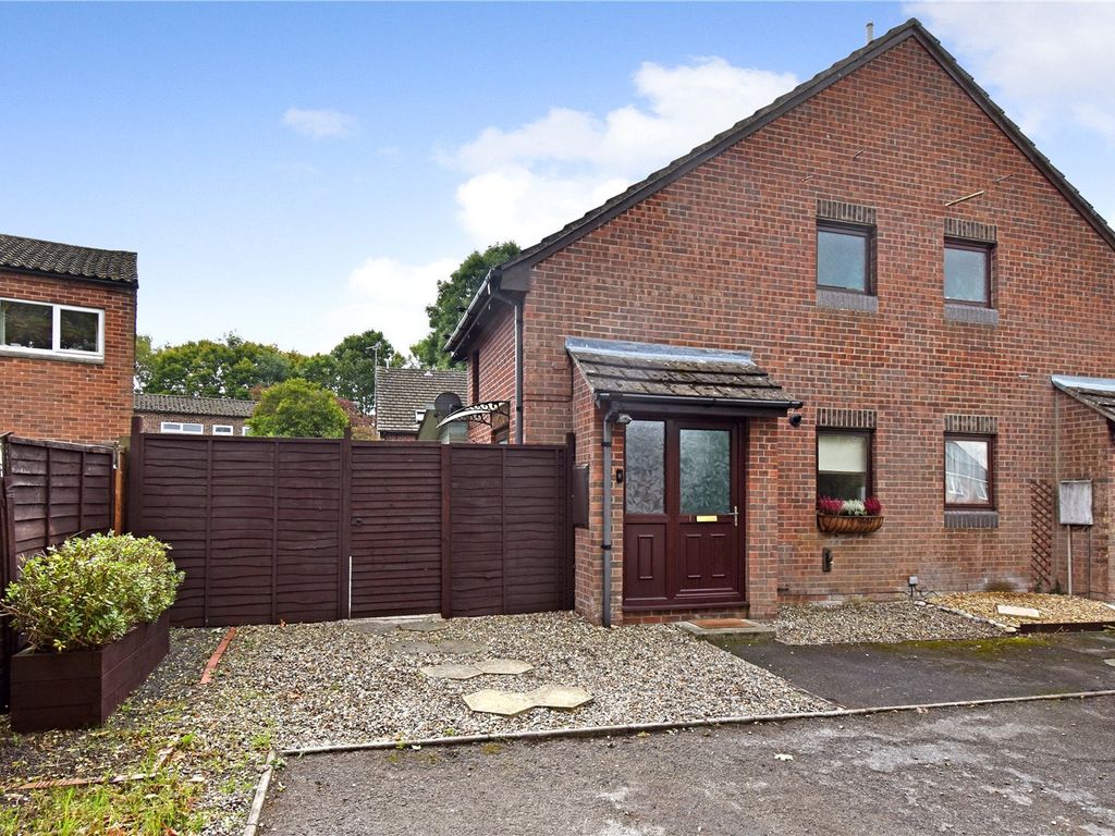 1 bed terraced house to rent in Robertson Close, Newbury, Berkshire