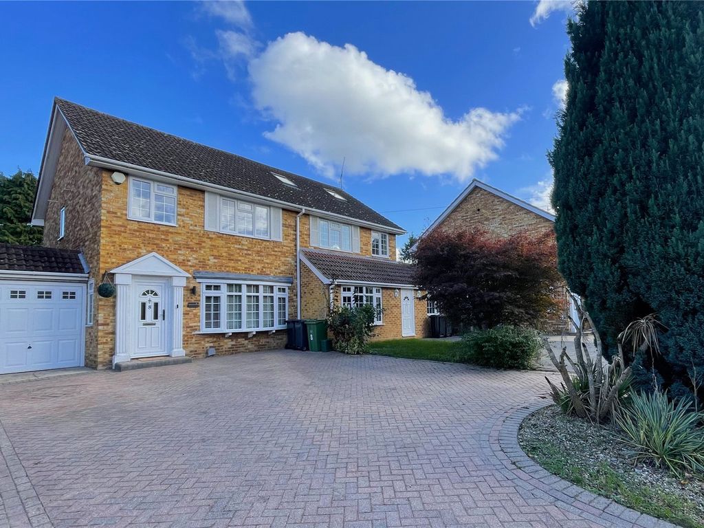 3 bed semidetached house for sale in Kingsmead, Frimley Green