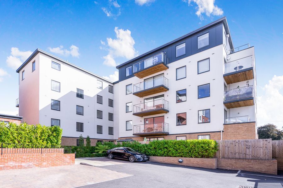 1 bed flat to rent in Sullivan Road, Camberley GU15, £1,100 pcm Zoopla