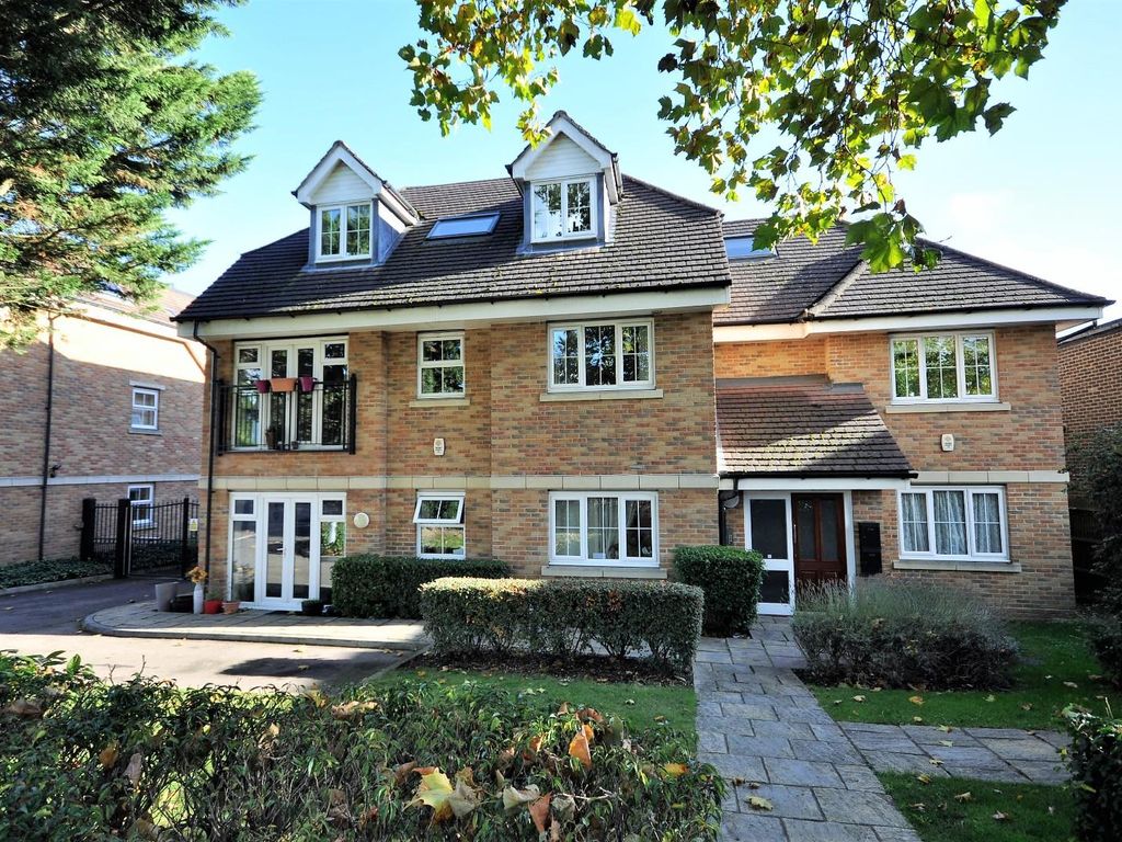 2 bed flat to rent in Garston, St. Albans Road, Watford WD25, £1,450