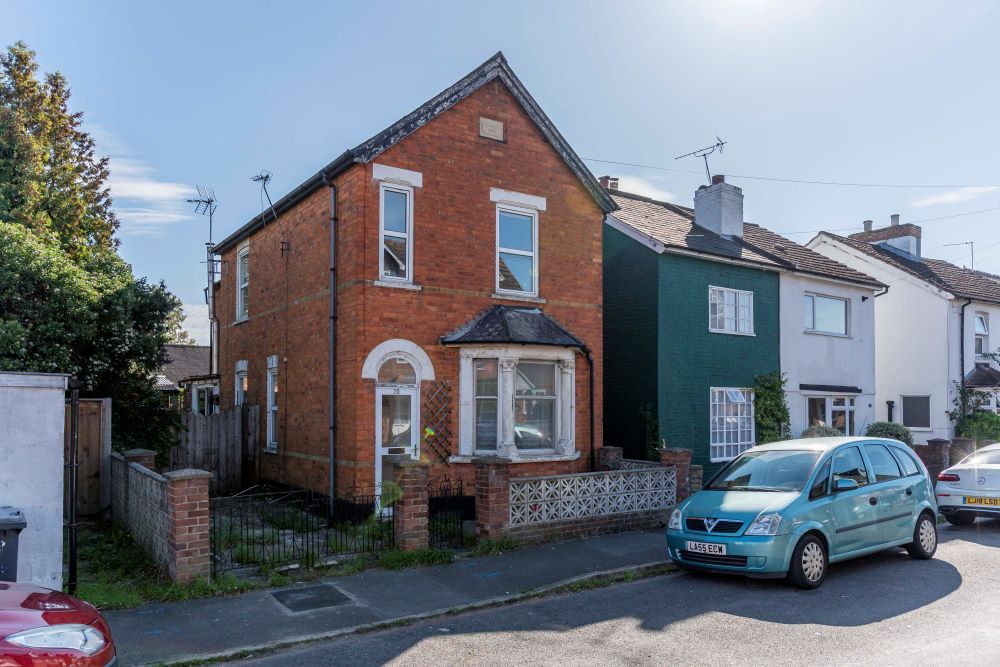 3 bed detached house for sale in Queen Street, Chertsey KT16, £500,000