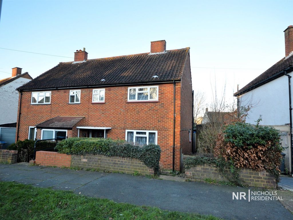 3 bed semidetached house for sale in Durbin Road, Chessington, Surrey