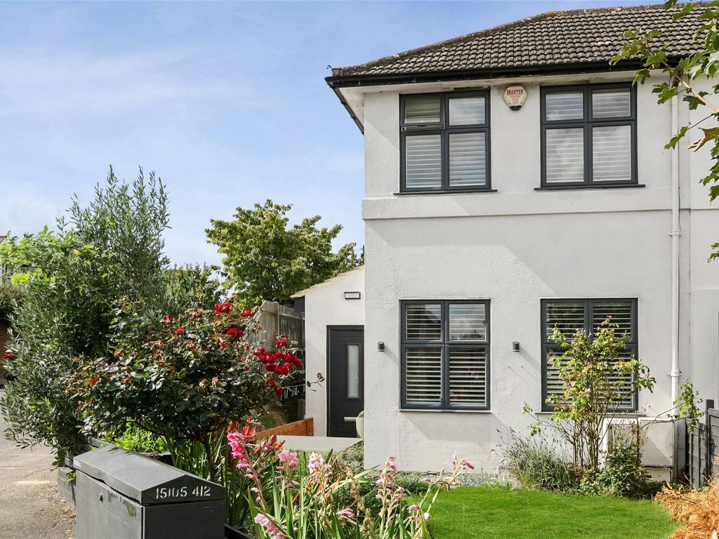 3 bed end terrace house for sale in Greenway, Chislehurst BR7, £525,000