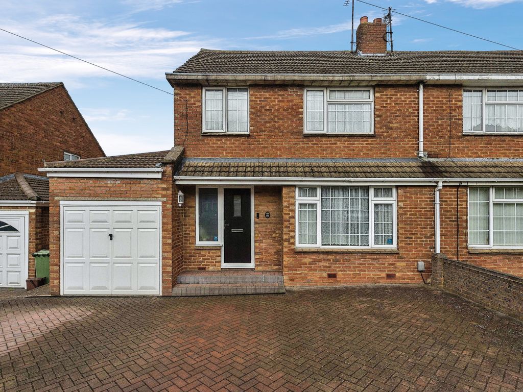 3 bed semidetached house for sale in Markham Crescent, Dunstable LU5