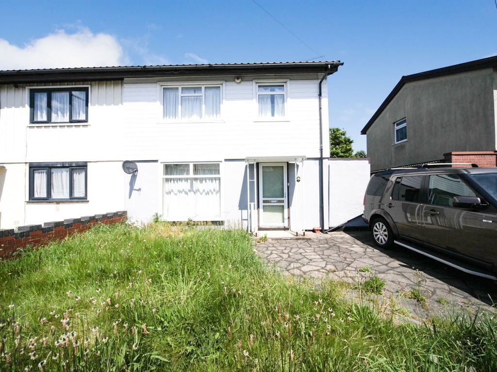 3 bed semidetached house for sale in Williton Road, Luton LU2, £