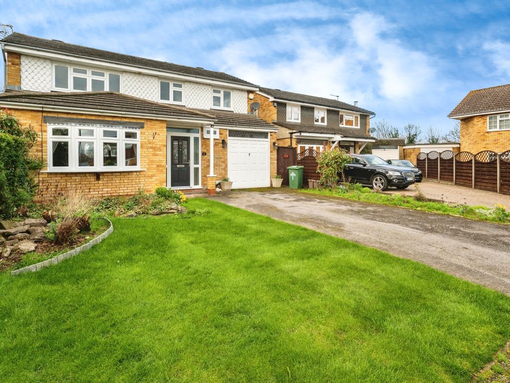 4 bed detached house for sale in Warners Avenue, Hoddesdon EN11, £