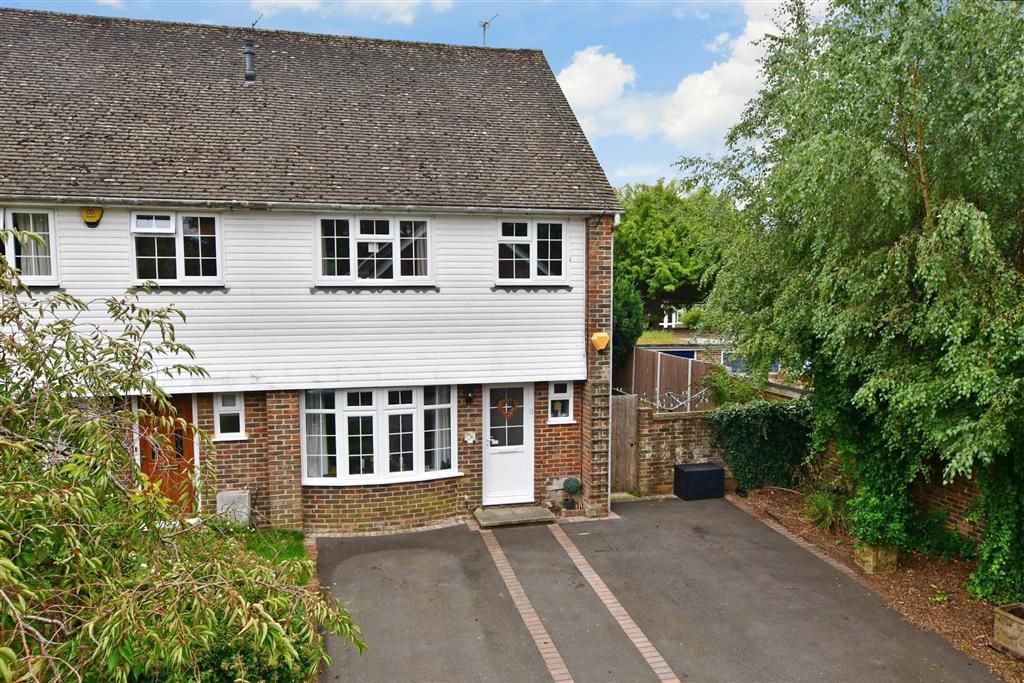 3 bed end terrace house for sale in Timberlands, Storrington