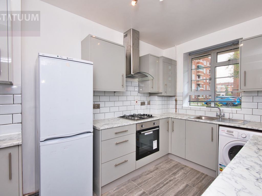 2 bed flat to rent in Well Street, Hackney Central, London Fields
