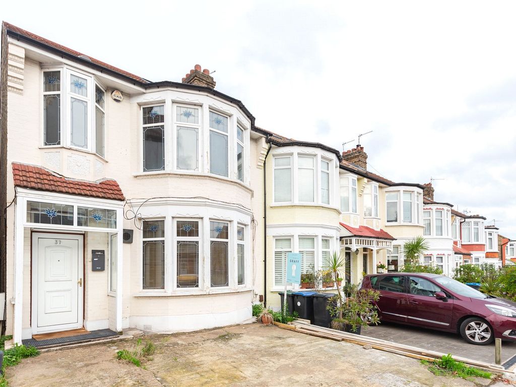 4 bed end terrace house for sale in Hedge Lane, Palmers Green, London