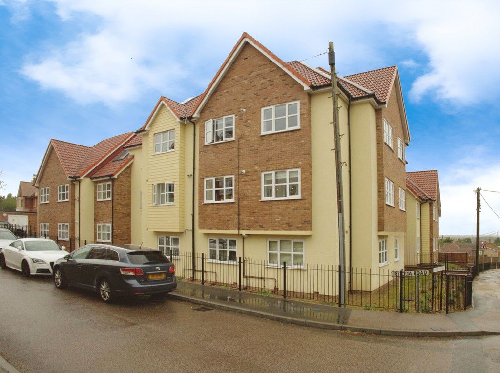 1 bed flat for sale in London Road, Benfleet SS7, £260,000 Zoopla