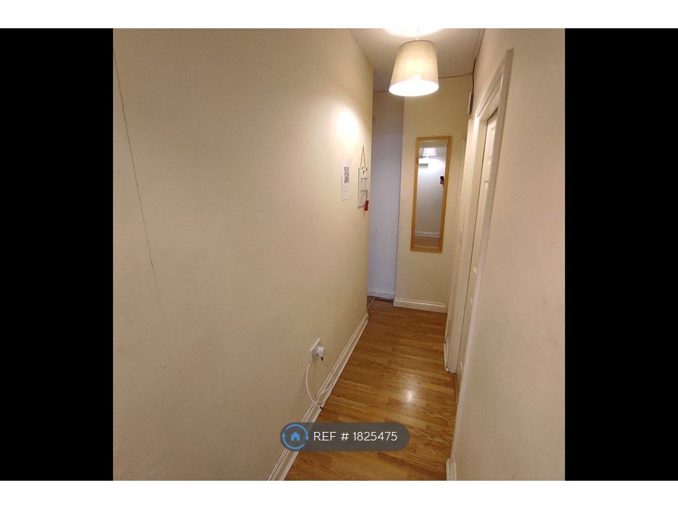 3 bed flat to rent in Barleyhill Road Garforth, Leeds LS25, £765 pcm