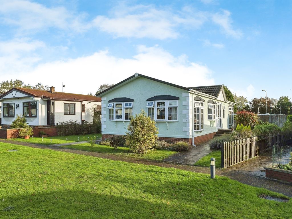 2 bed mobile/park home for sale in Half Moon Lane, Pepperstock, Luton