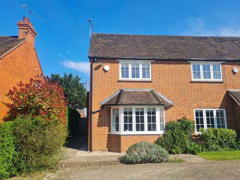 2 bed end terrace house for sale in Maidenhead Road, Cookham