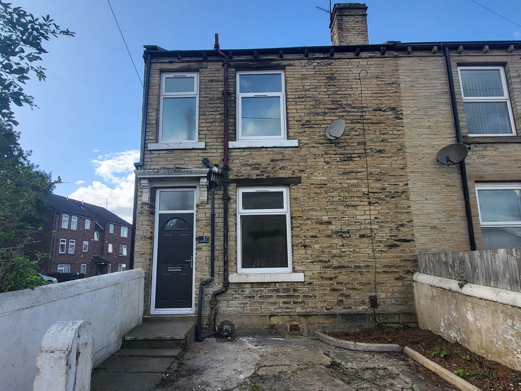 2 bed property to rent in Broadstone Way, Tong, Bradford BD4, £650 pcm