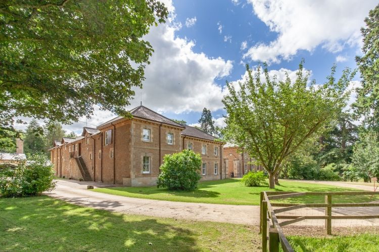 1 bed flat to rent in Kings Sutton, Banbury OX17, £925 pcm Zoopla