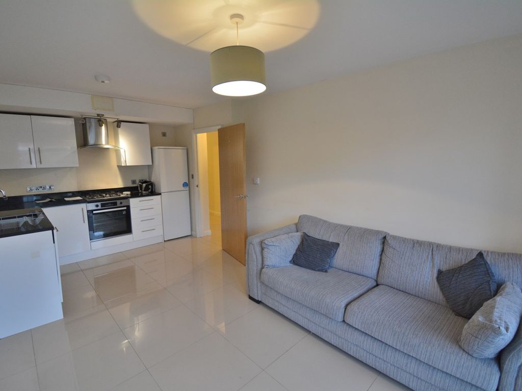 2 bed flat for sale in Leicester Road, EN5, £350,000 Zoopla