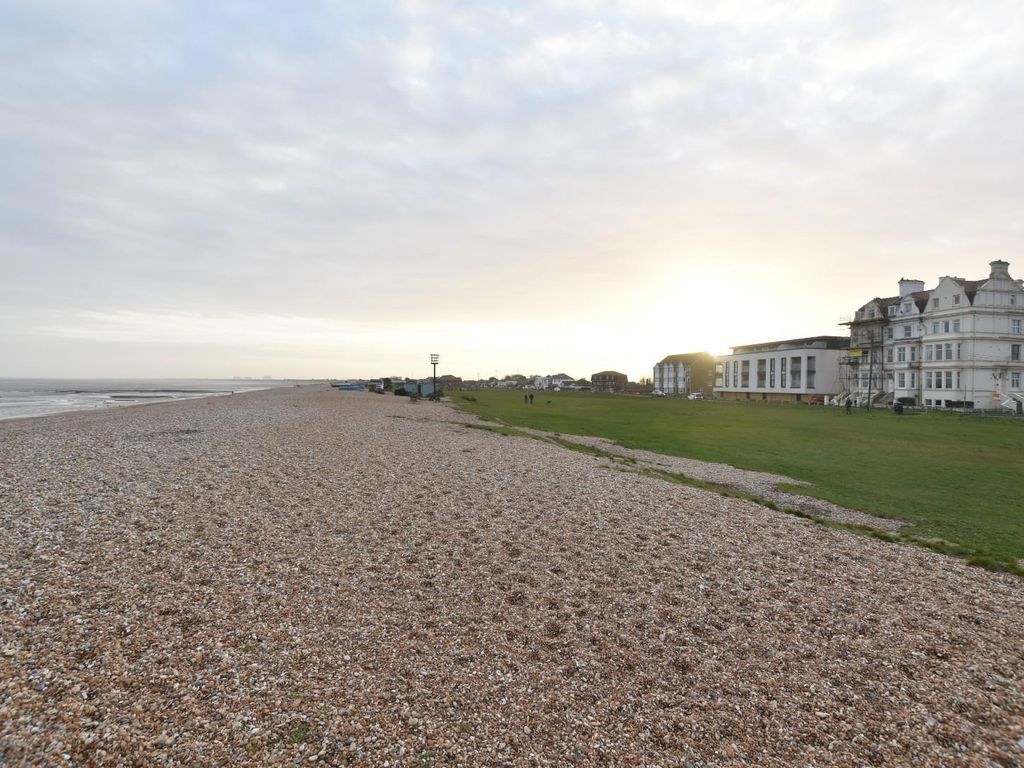 1 bed flat for sale in Victoria Road, Littlestone, New Romney TN28, £