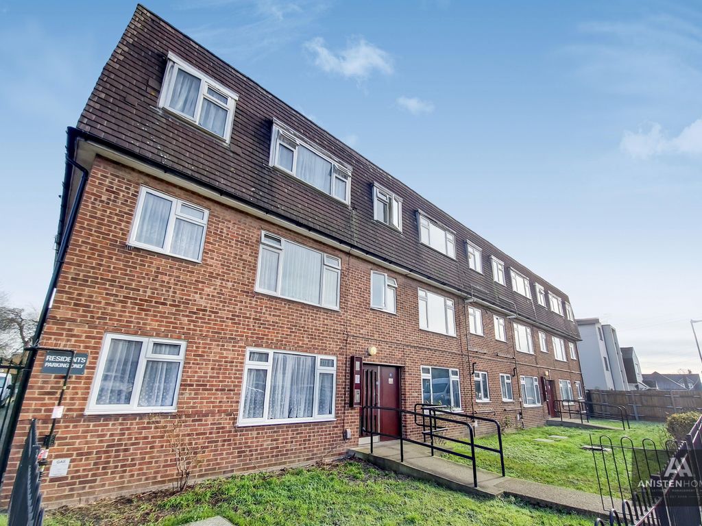 2 bed flat for sale in Norton Road, Dagenham RM10, £224,995 Zoopla