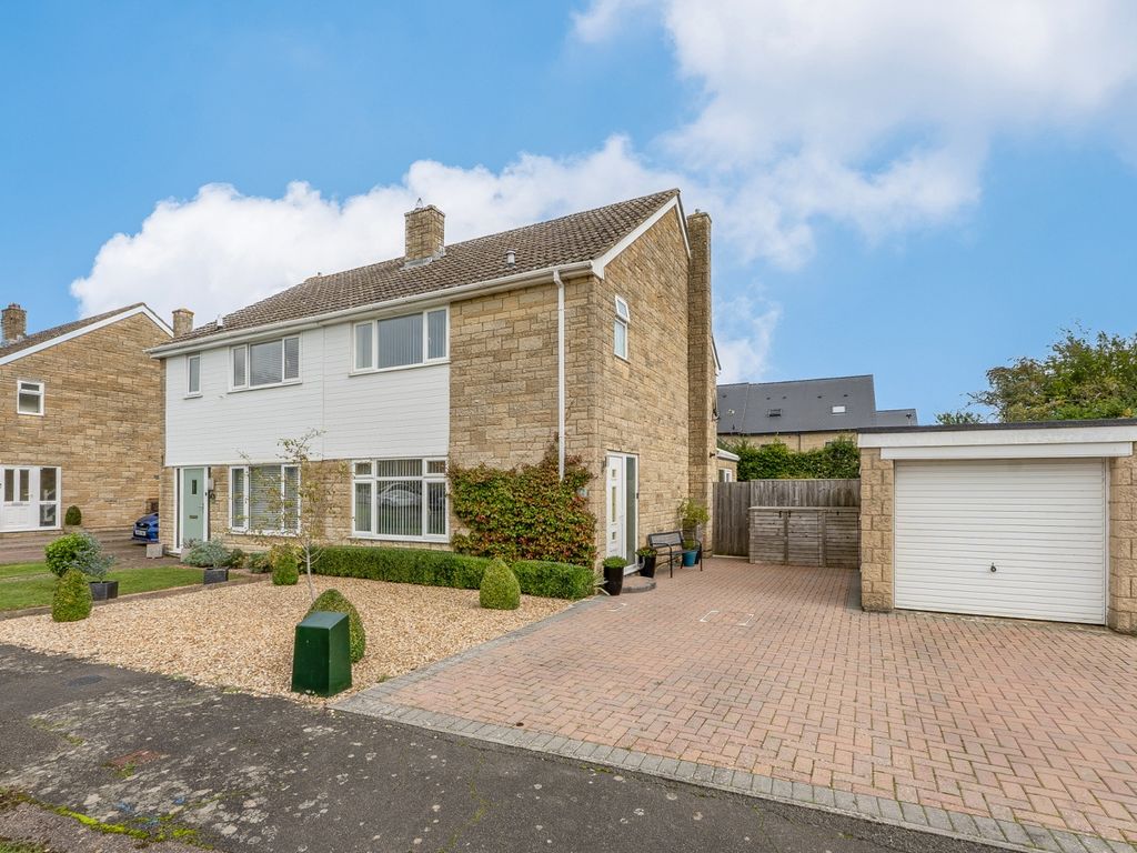 3 bed semidetached house for sale in Sellwood Drive, Carterton