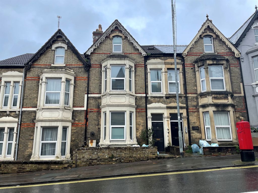 6 bed terraced house for sale in Victoria Road, Swindon SN1 Zoopla
