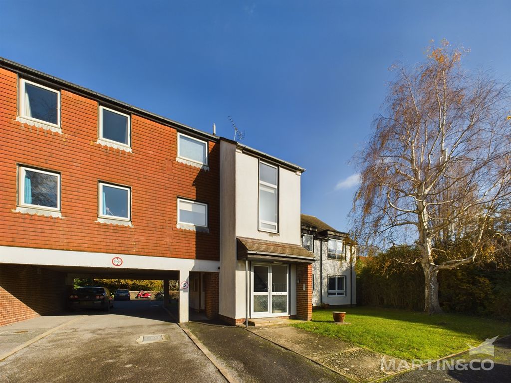 2 bed flat to rent in Dial Close, Barnham, Bognor Regis PO22, £1,250