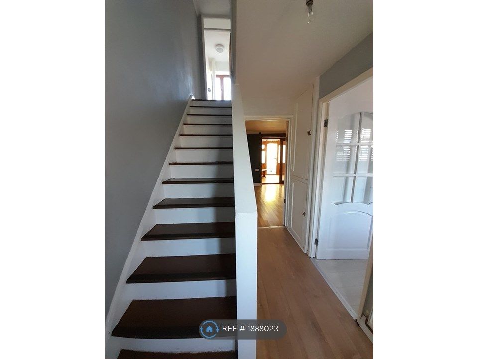 3 bed end terrace house to rent in Macon Way, Upminster RM14, £1,850